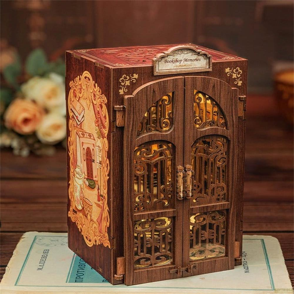 Ein hölzernes Buch-Minaturhaus mit verzierten Türen und Seitendekor.