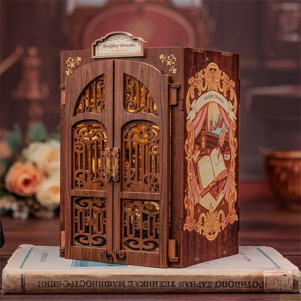Ein hölzerner Buchladen-Andenken-Würfel mit verzierten Türen und Lichtern.