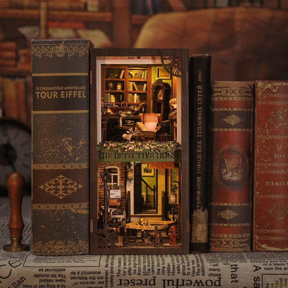 Un diorama miniature de bureau de détective dans une bibliothèque, flanqué de livres.