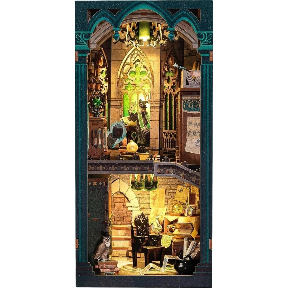 Château miniature avec un hibou, des livres, un bureau et des artefacts magiques.