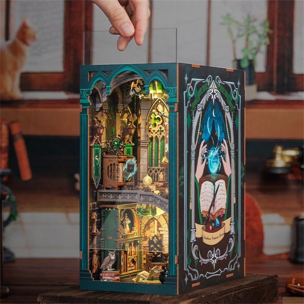 Modèle détaillé de coin de livre magique avec lumières, hibou et chat en arrière-plan.