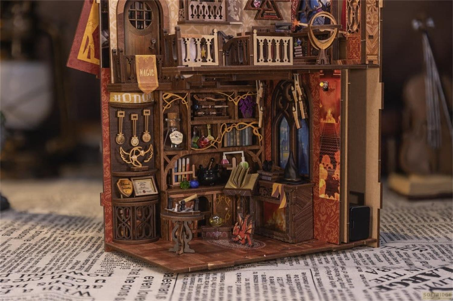 Bibliothèque miniature de sorcier avec livres, potions et un dragon.
