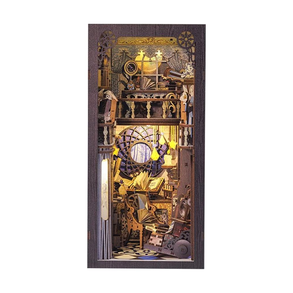 Un insert de bibliothèque miniature avec une fenêtre ronde, des livres et des meubles.