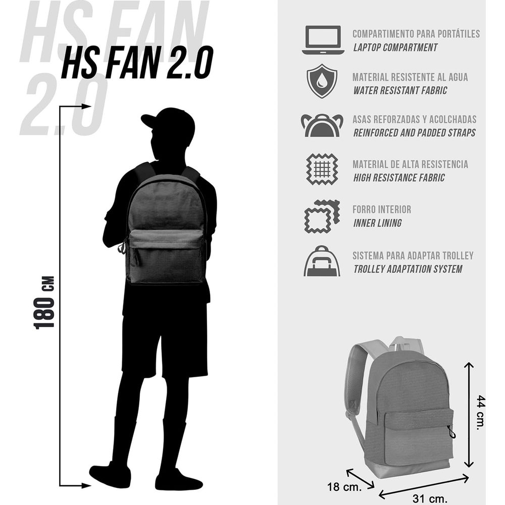 Ein Mann steht mit einem Rucksack. Maße sind angegeben.