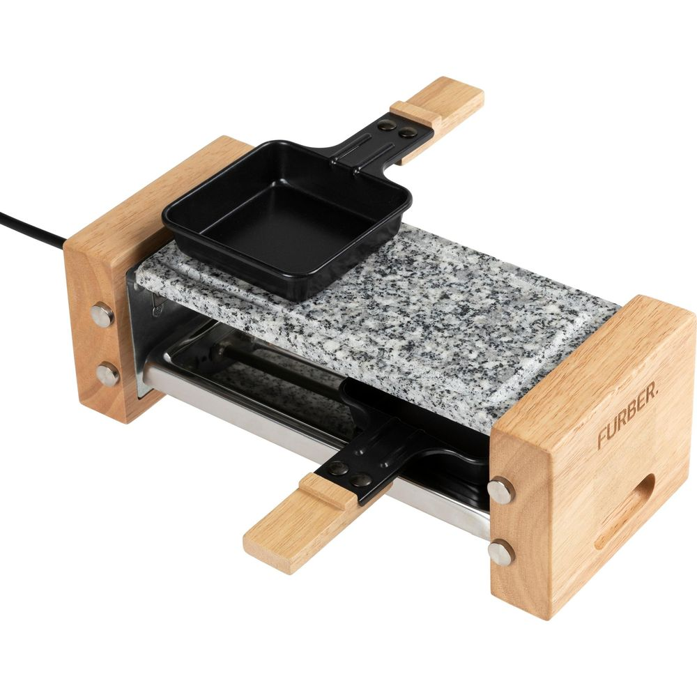Kompakter Raclette-Grill mit Steinplatte, Holzbalken und vier Pfännchen.
