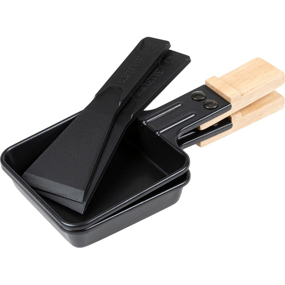 Ein Raclette-Pfännchen mit zwei Holzgriffen und zwei schwarzen Spateln.