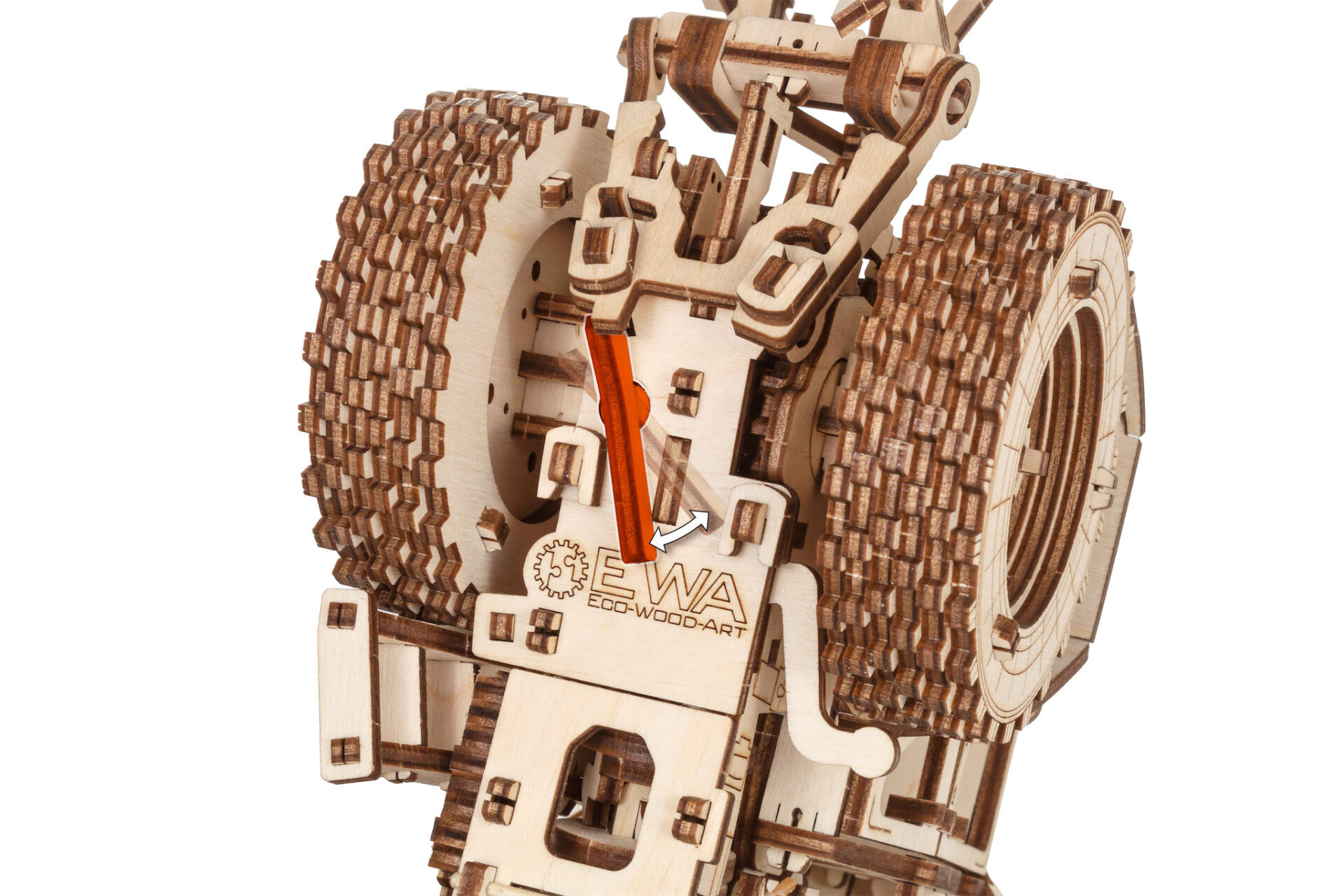 Holzmodell mit zwei Rädern und orangefarbenem Hebel. Zahnräder und Mechanik sichtbar.