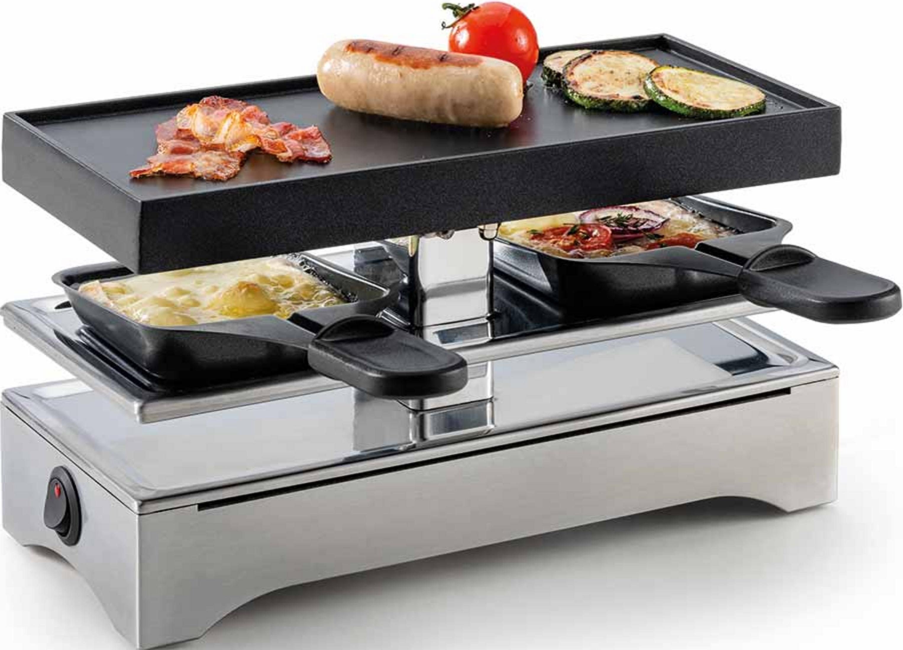 Una griglia per raclette con formaggio, salsiccia, pancetta, pomodoro e zucchine.