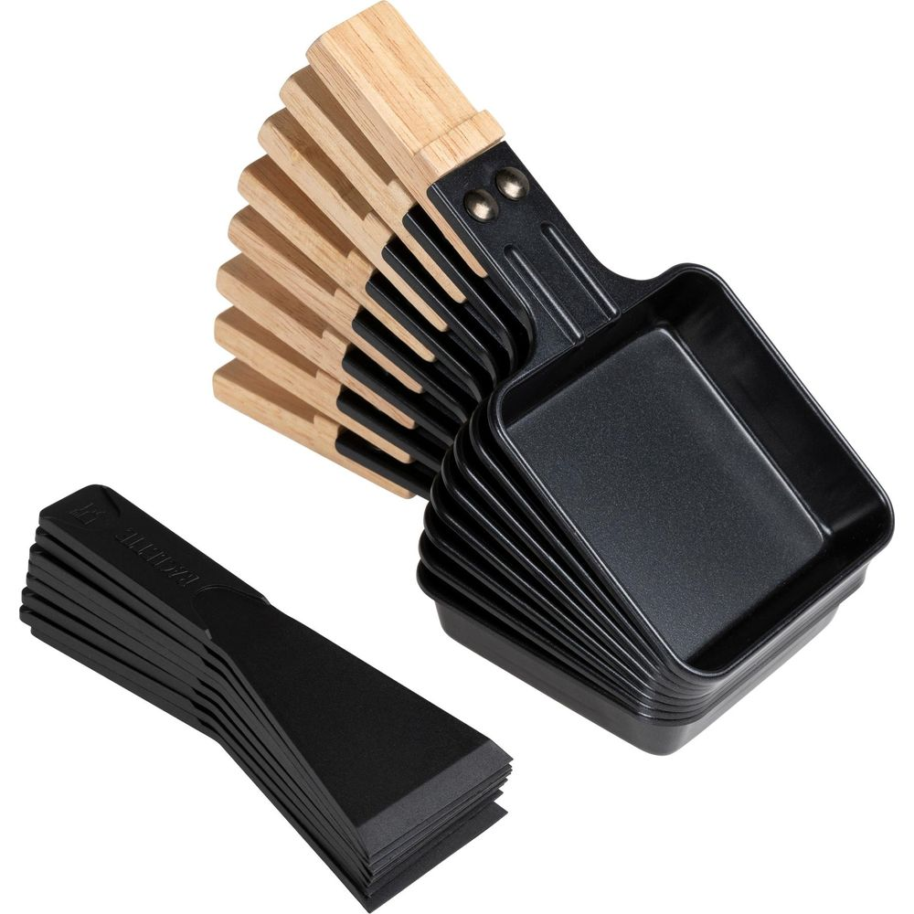 Une pile de neuf poêles à raclette avec manches en bois et neuf spatules noires.