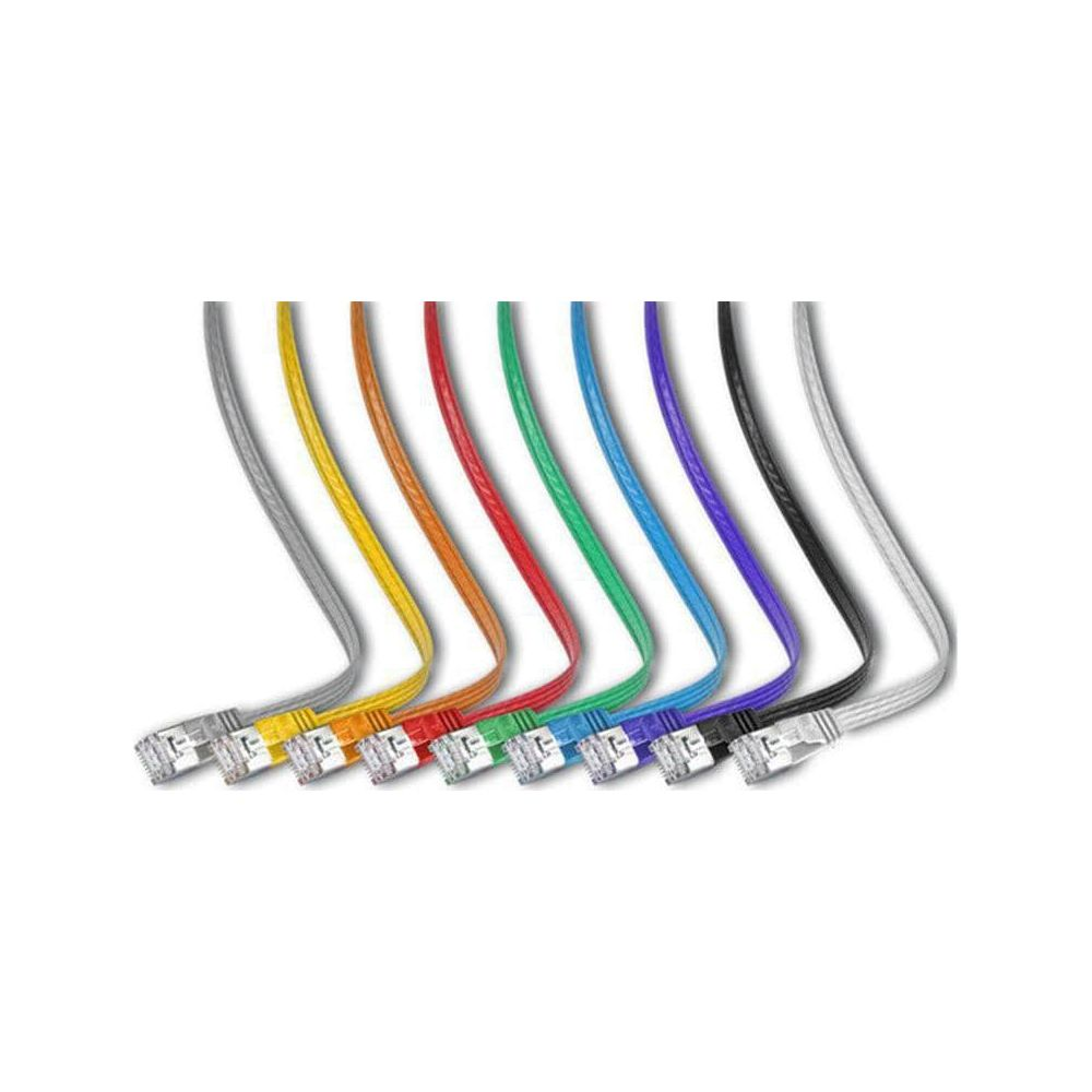 Câbles réseau colorés avec connecteurs RJ45 côte à côte.