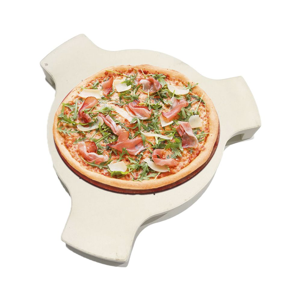 Una pizza con prosciutto e rucola su una pietra refrattaria.
