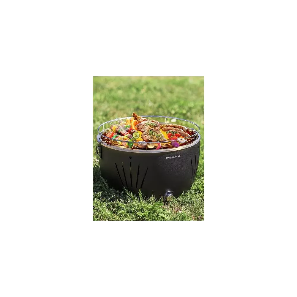 Una griglia con carne e verdure sopra, sull'erba.