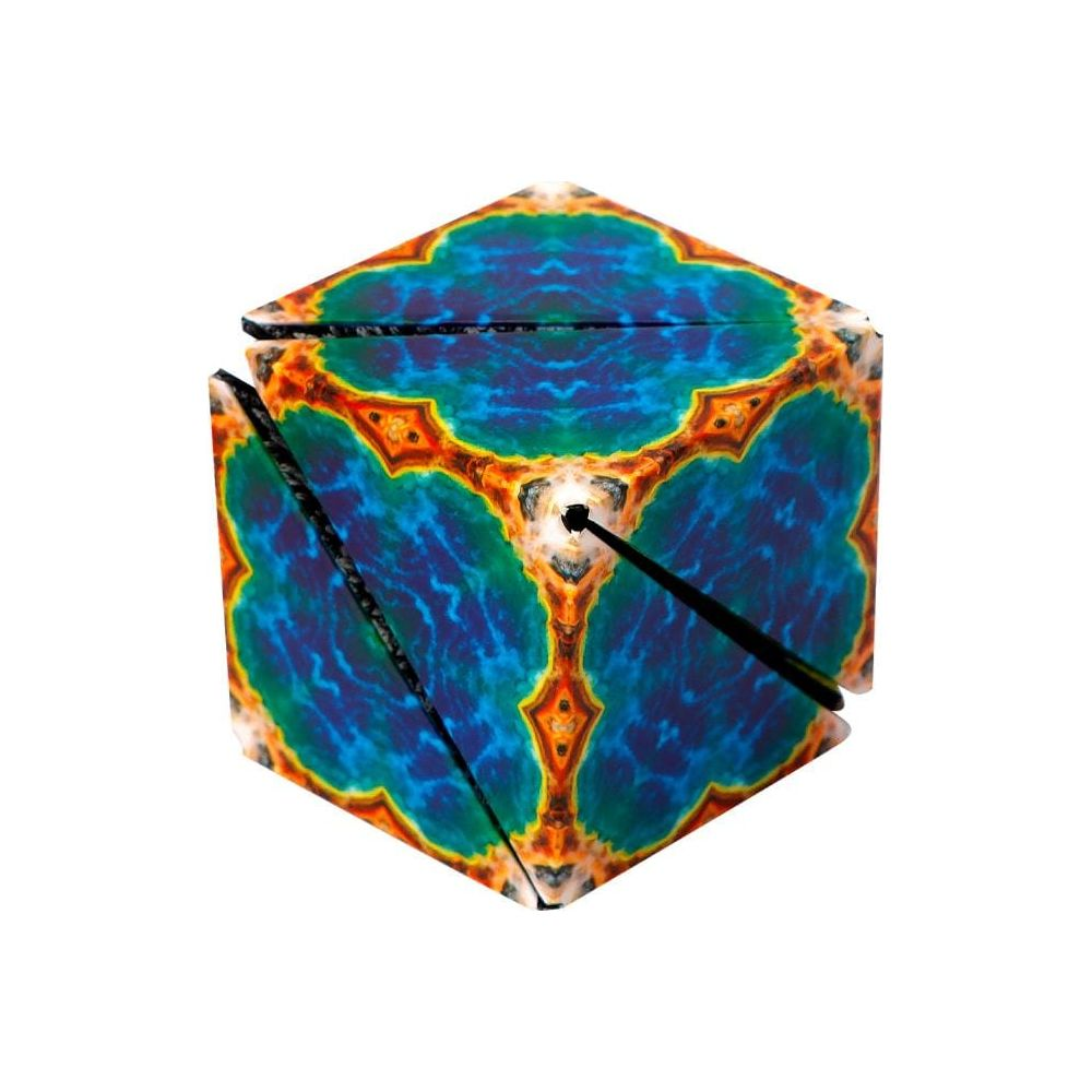 Un cubo multicolore con un motivo caleidoscopico blu, verde e arancione.