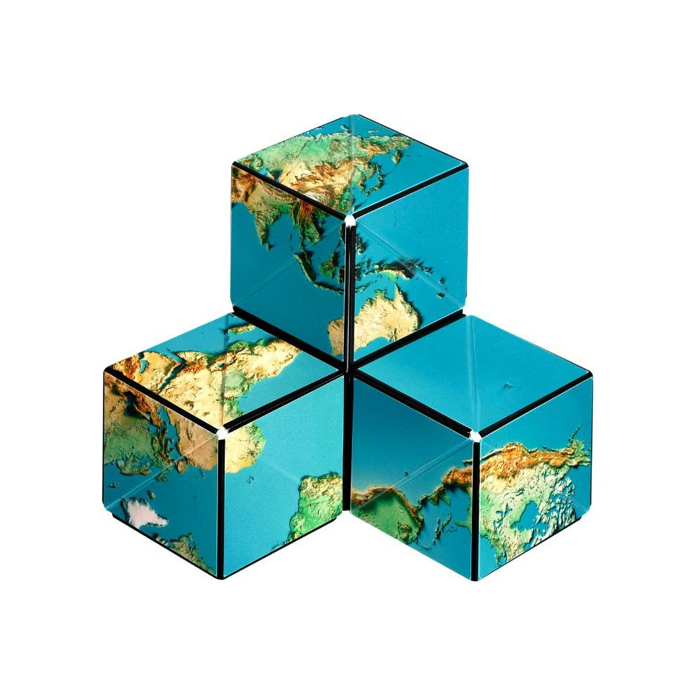 Tre cubi con stampe di mappe del mondo disposti a L.