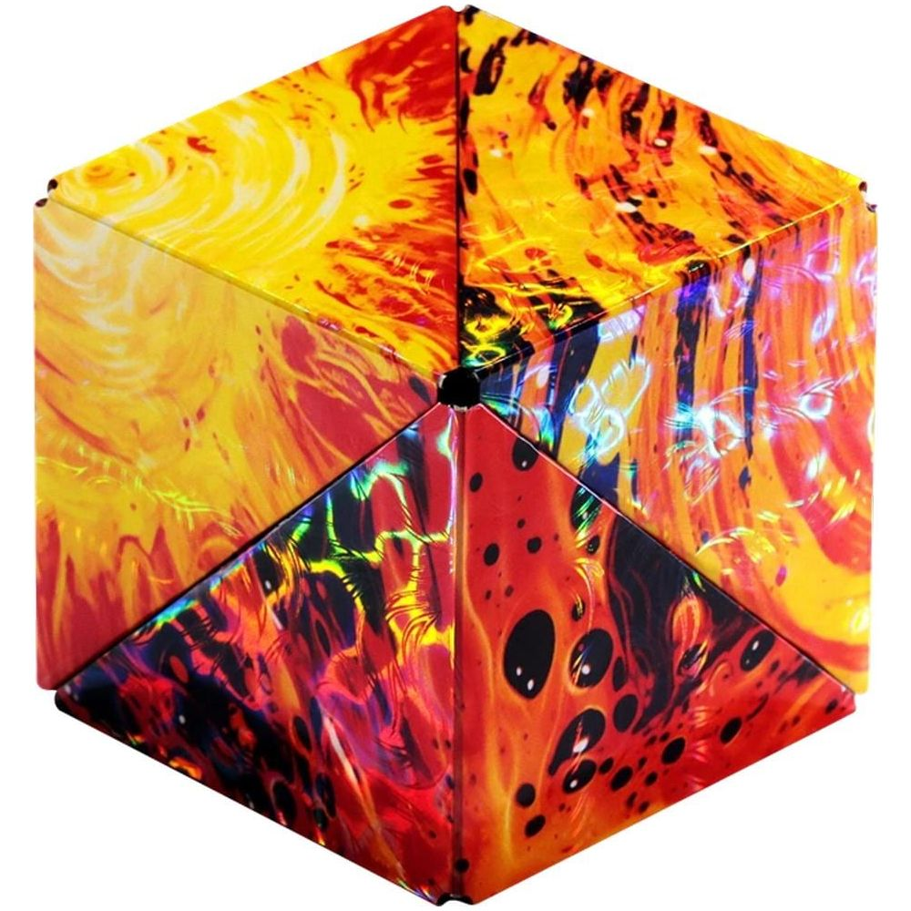 Un cubo con motivi fiammeggianti in rosso, giallo e arancione.