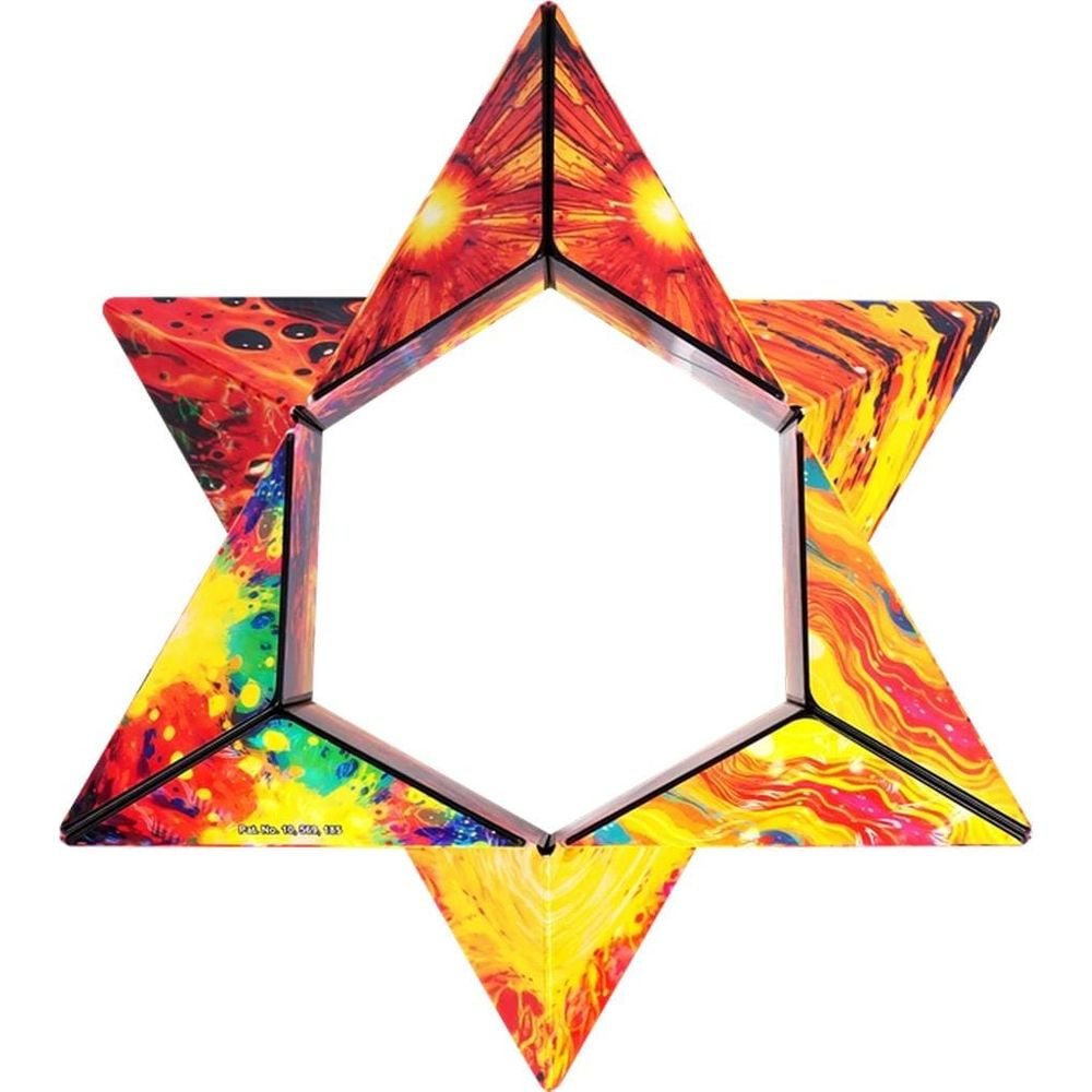 Una stella a sei punte fatta di cubi magnetici triangolari colorati che formano un esagono.