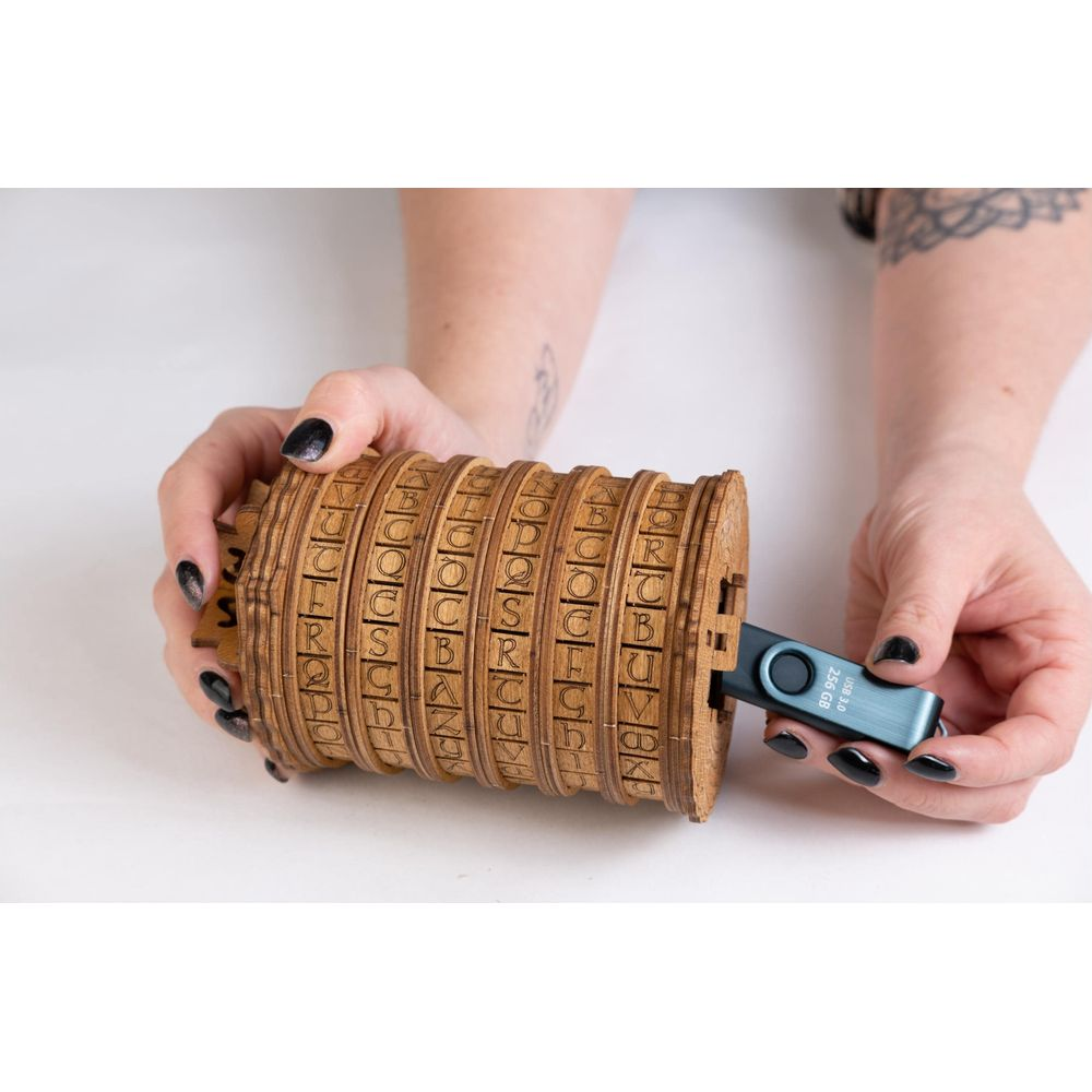 Dispositivo cifrario in legno con ruote di lettere, inserimento di una chiavetta USB.