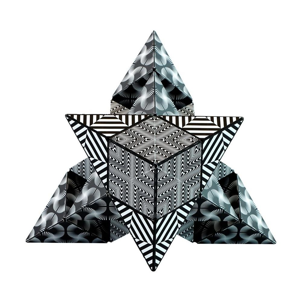 Oggetto a stella geometrico con motivi bianchi e neri, su sfondo bianco.