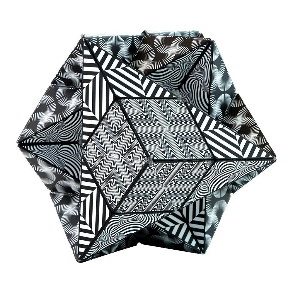 Poliedro geometrico con motivi bianchi e neri.