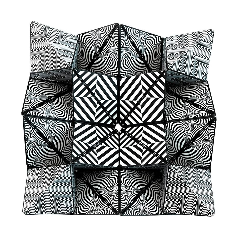 Una scultura geometrica fatta di cubi con motivi bianchi e neri.