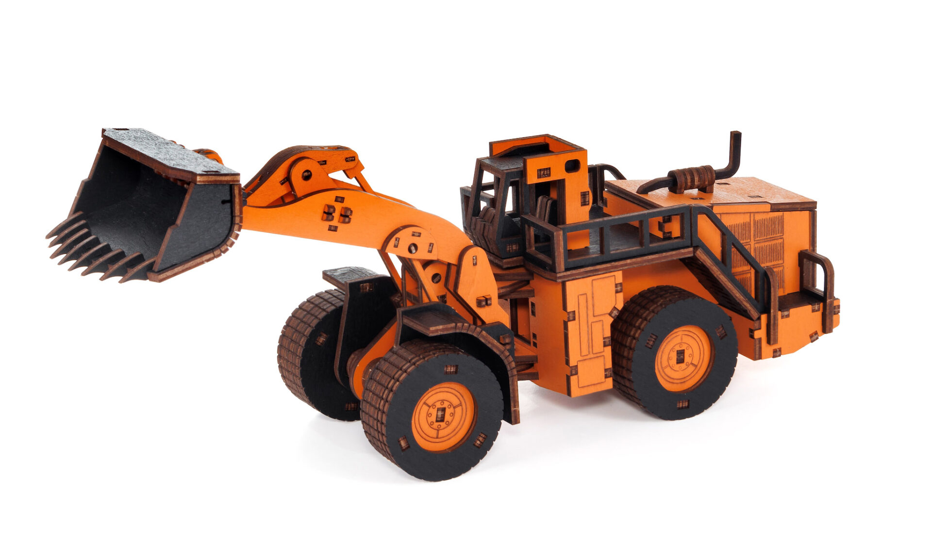 Ein orangefarbenes Holzmodell eines Radladers mit schwarzem Eimer und Reifen.