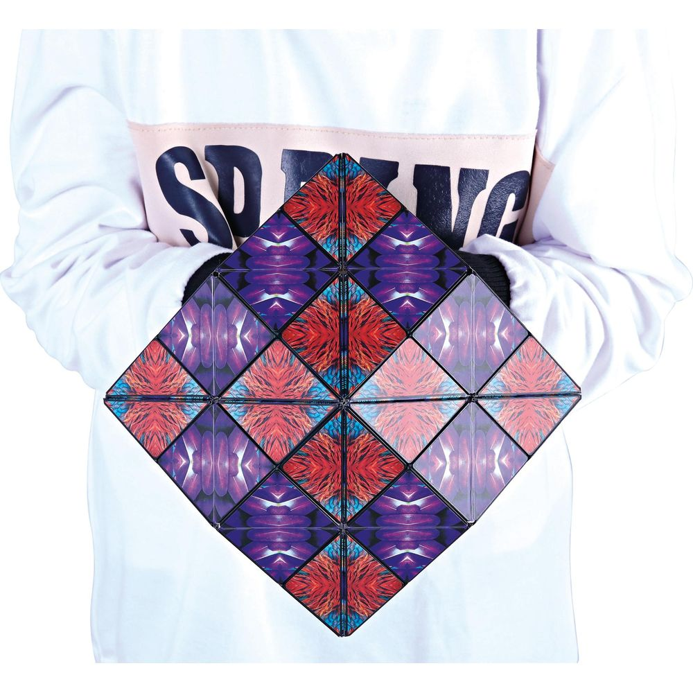 Una persona tiene un cubo aperto con un motivo colorato di rosso e viola.