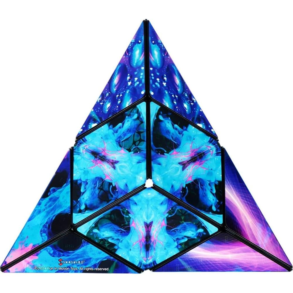 Un puzzle triangolare con design spaziale blu e viola su sfondo bianco.