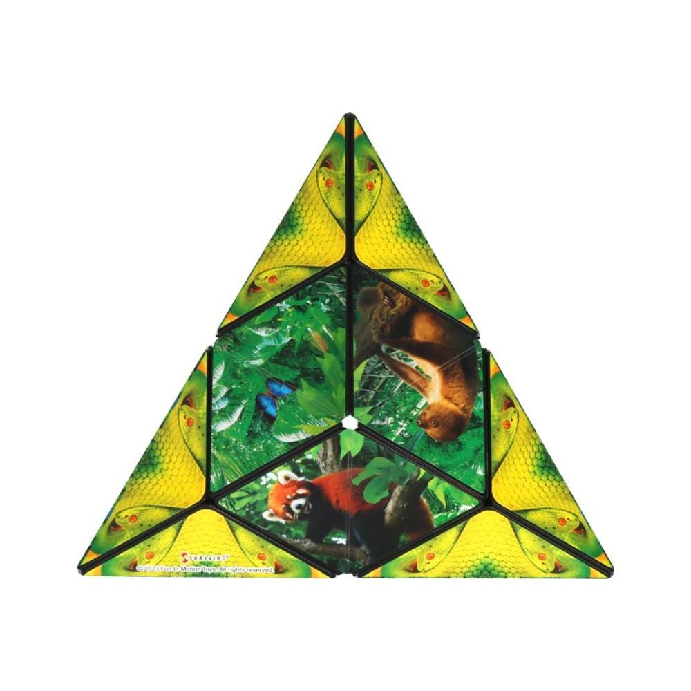 Un puzzle triangolare con animali della giungla. Bordi di serpente gialli, panda rosso, bradipo e farfalle.