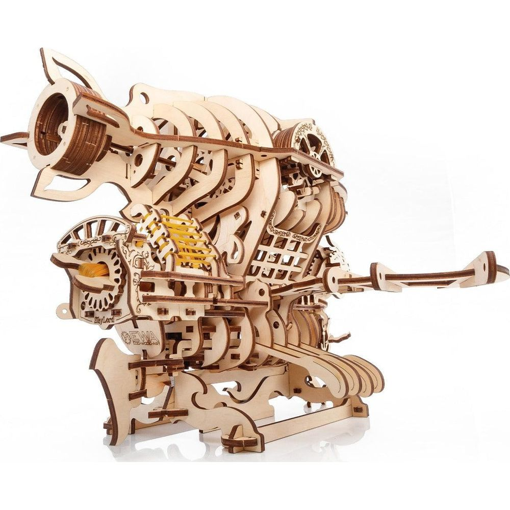 Ein komplexes Holzmodell einer Steampunk-Maschine mit Zahnrädern und Röhren.