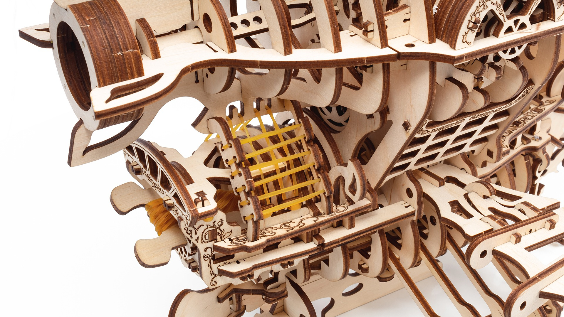 Detailliertes Holzmodell eines Steampunk-Schiffes mit Zahnrädern und Gummibändern.