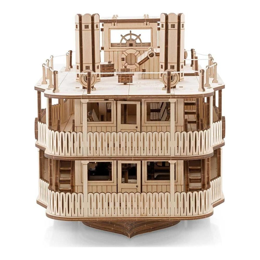 Ein Holzmodell eines zweistöckigen Dampfschiffs mit Steuerrad und Geländern.