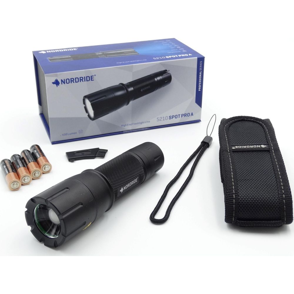 Un kit de lampe de poche Nord-Ride noir avec piles et étui.