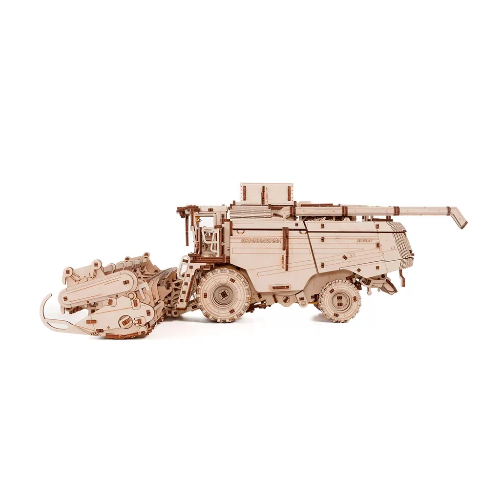 Holzmodell eines Mähdreschers mit einem Schneidwerk vorne.