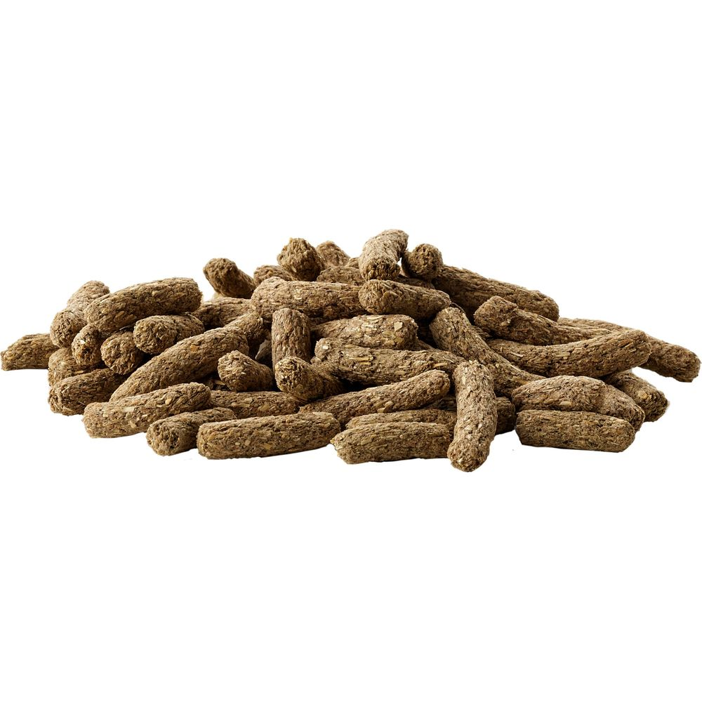 Ein Haufen trockener, brauner Pellets auf weißem Hintergrund.