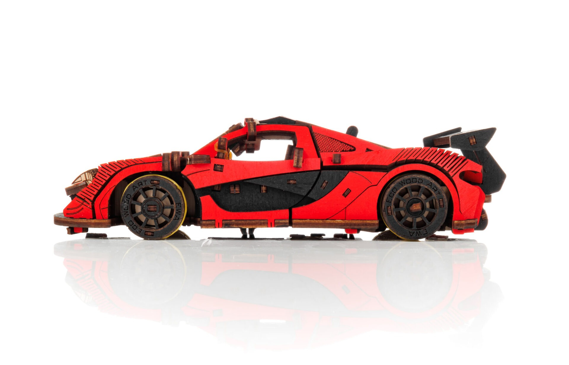 Un modèle de voiture de sport en bois rouge avec des accents noirs.
