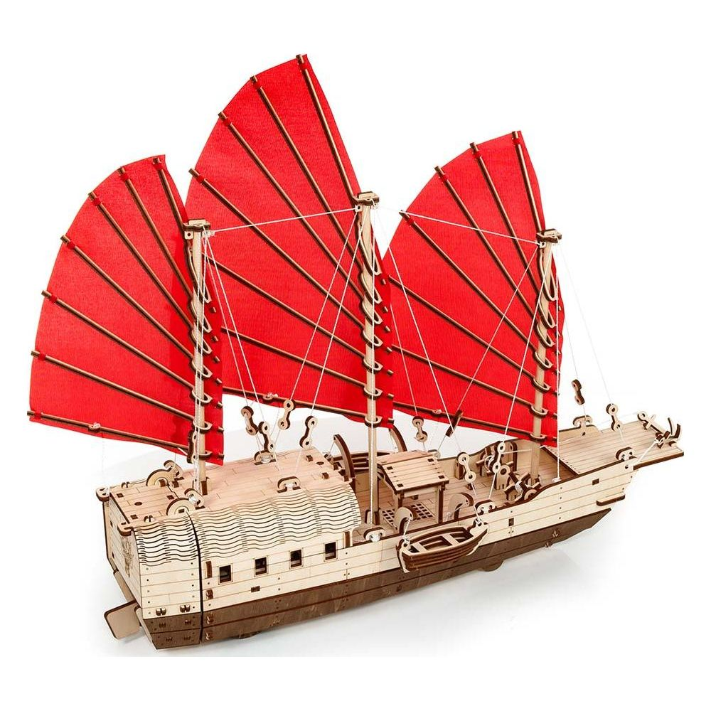 Ein hölzernes Segelbootmodell mit roten Segeln und Takelage.