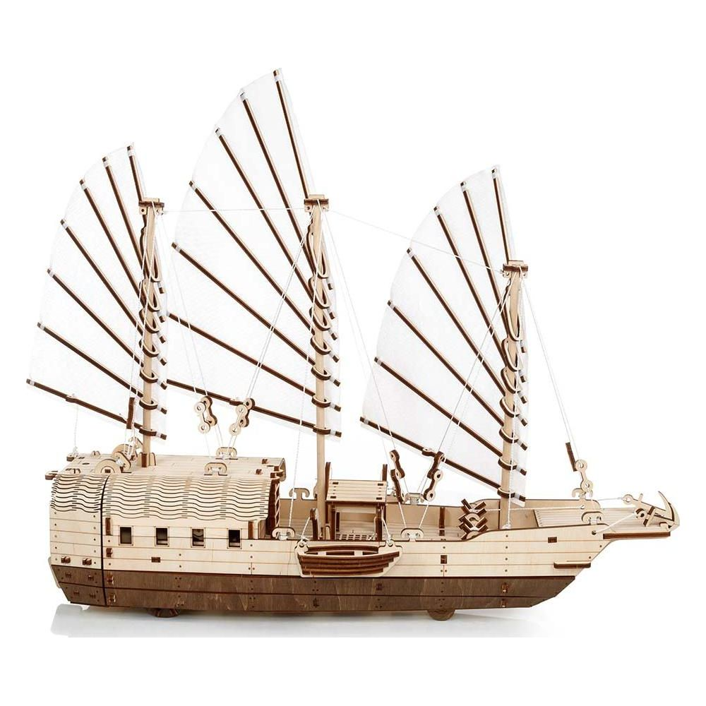 Ein detailliertes Holzmodell eines traditionellen chinesischen Dschunken-Schiffes mit weißen Segeln.