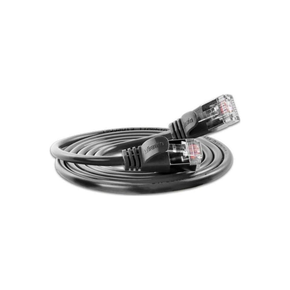 Un câble Ethernet noir enroulé avec deux connecteurs RJ45.