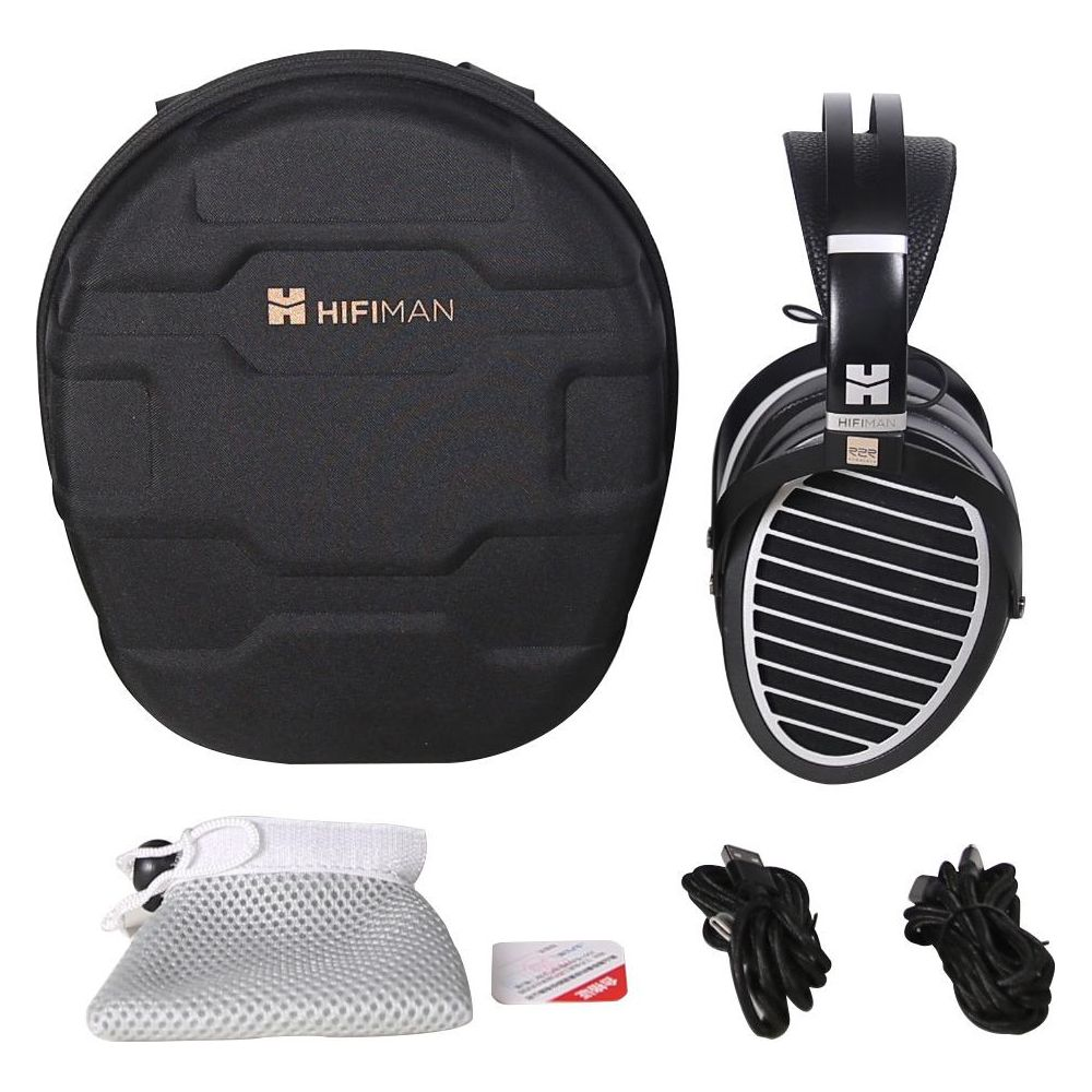 Eine schwarze HIFIMAN Kopfhörertasche, Kopfhörer, ein Netzbeutel und zwei Kabel.