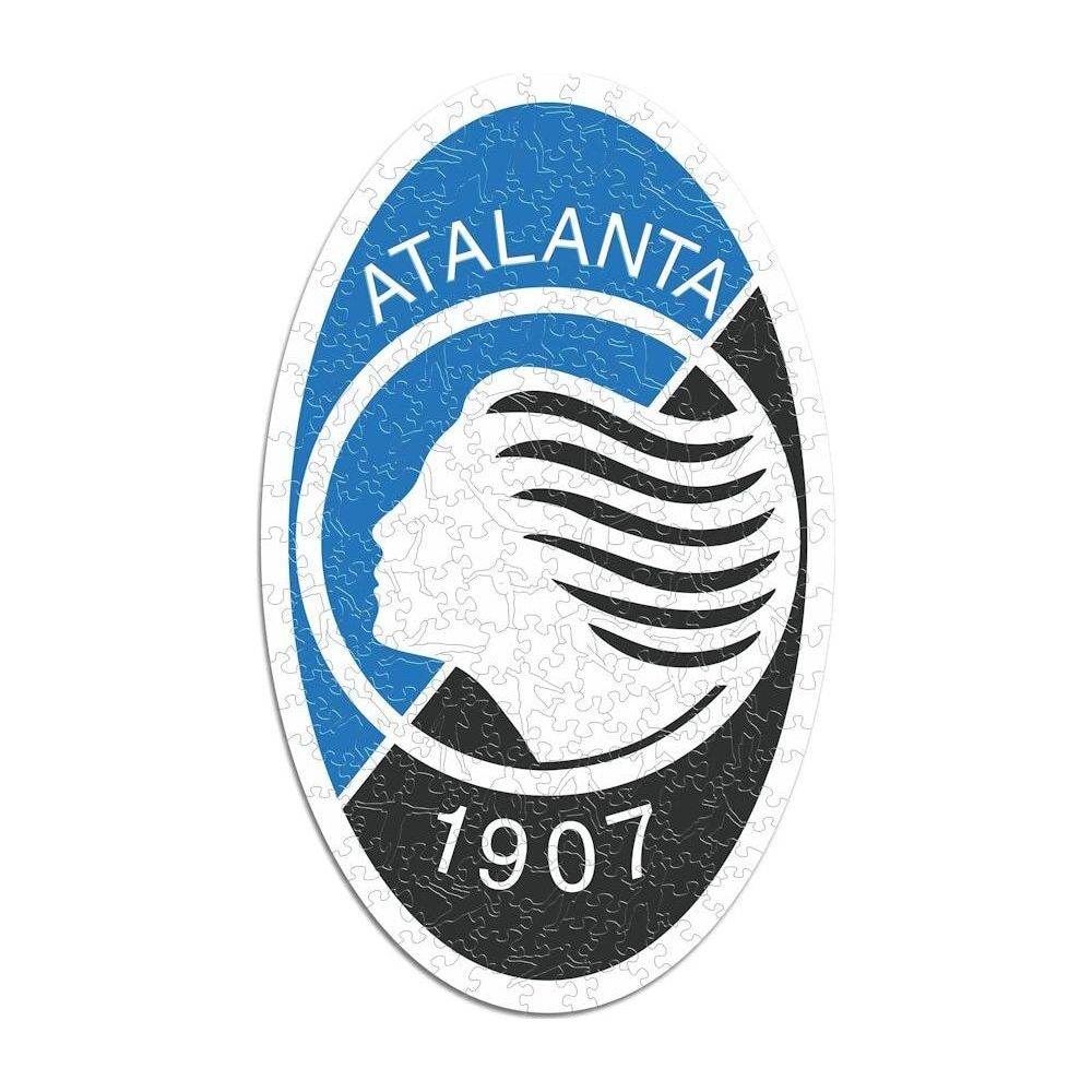 Fußball-Logo: blau-schwarzes Oval mit Kopfprofil, Schriftzug ATALANTA 1907.