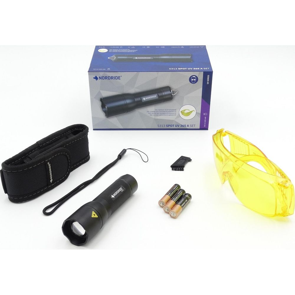 Un ensemble de lampe de poche UV avec accessoires : lampe, étui, lanière, piles, brosse, lunettes.