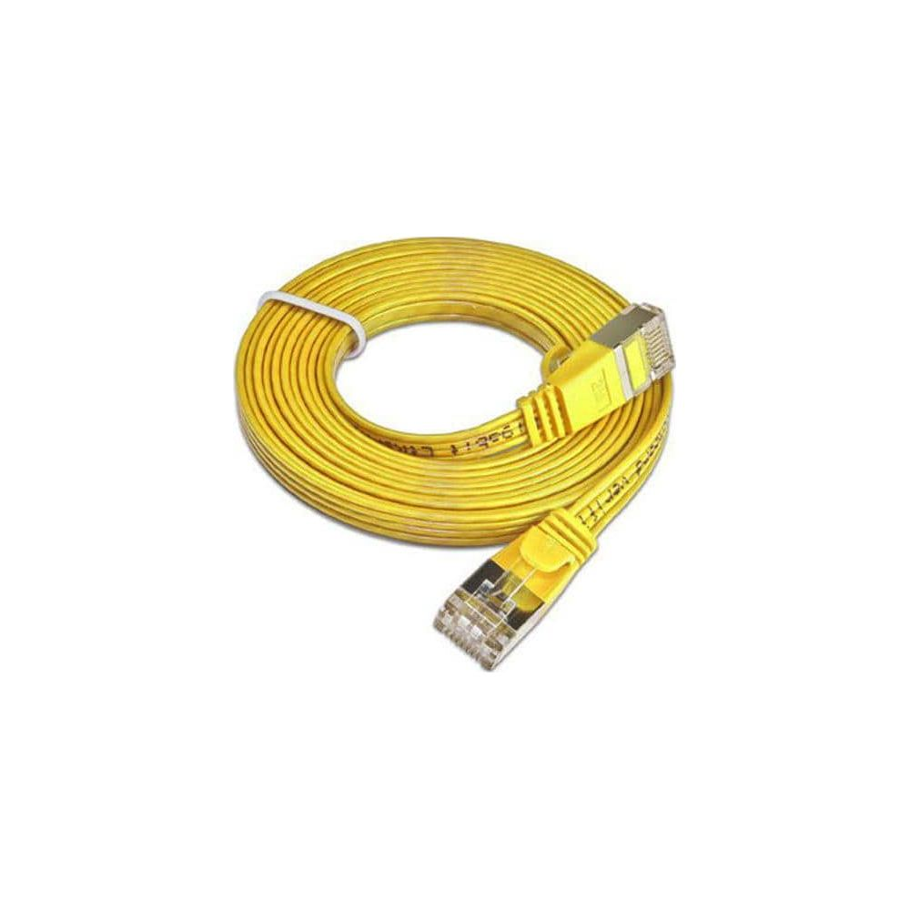 Un câble Ethernet jaune enroulé, avec deux connecteurs RJ45.