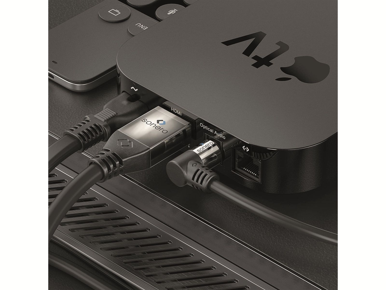 Apple TV mit angeschlossenen HDMI- und optischen Audiokabeln, Nahaufnahme.