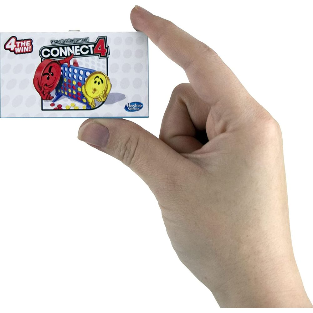 Una mano tiene la scatola del mini gioco Connect 4 con pezzi rossi e gialli.