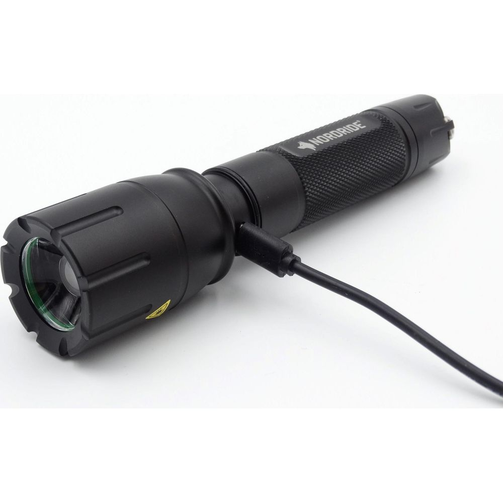 Lampe de poche noire avec symbole d'avertissement jaune, connectée à un câble noir.