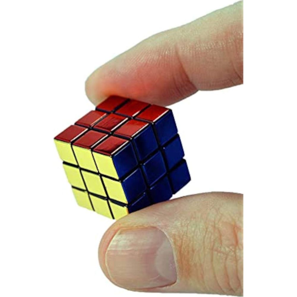 Ein kleiner Würfel mit roten, blauen und gelben Feldern, gehalten von Fingern.