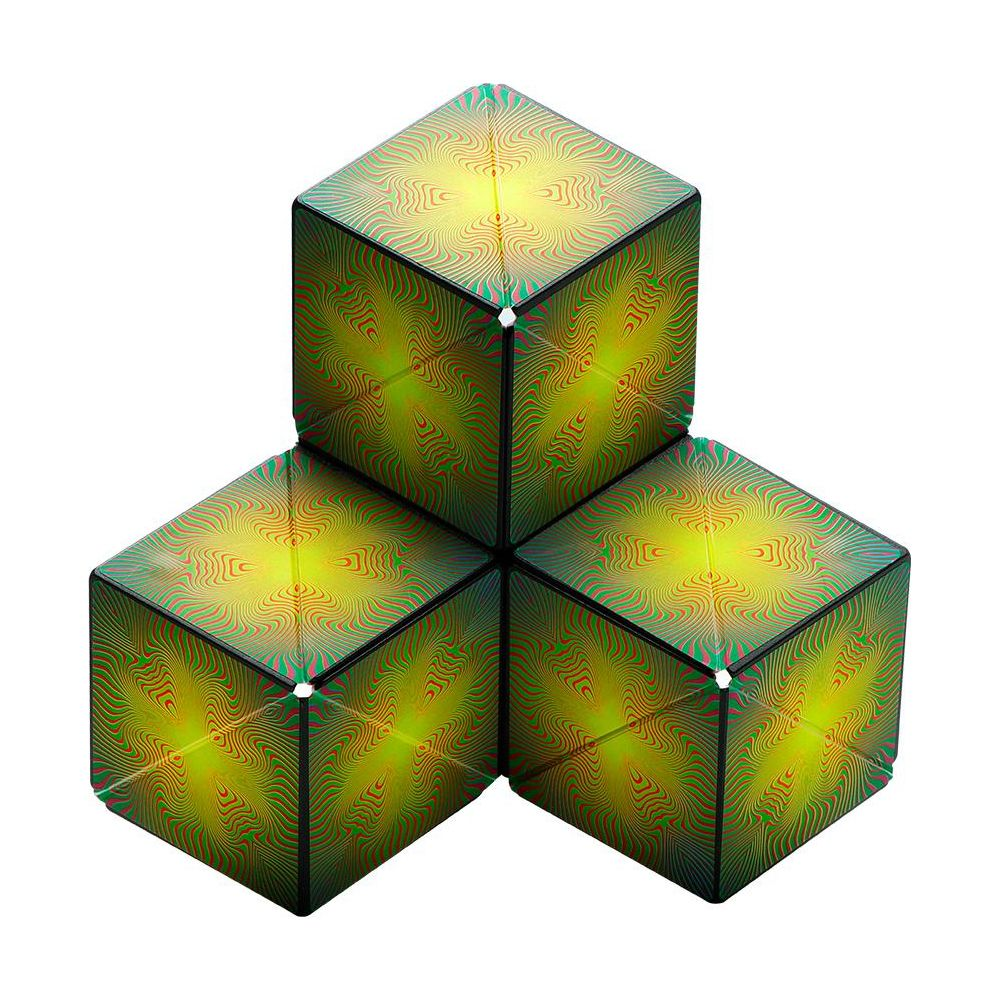 Tre cubi con un motivo psichedelico verde e giallo sono disposti.