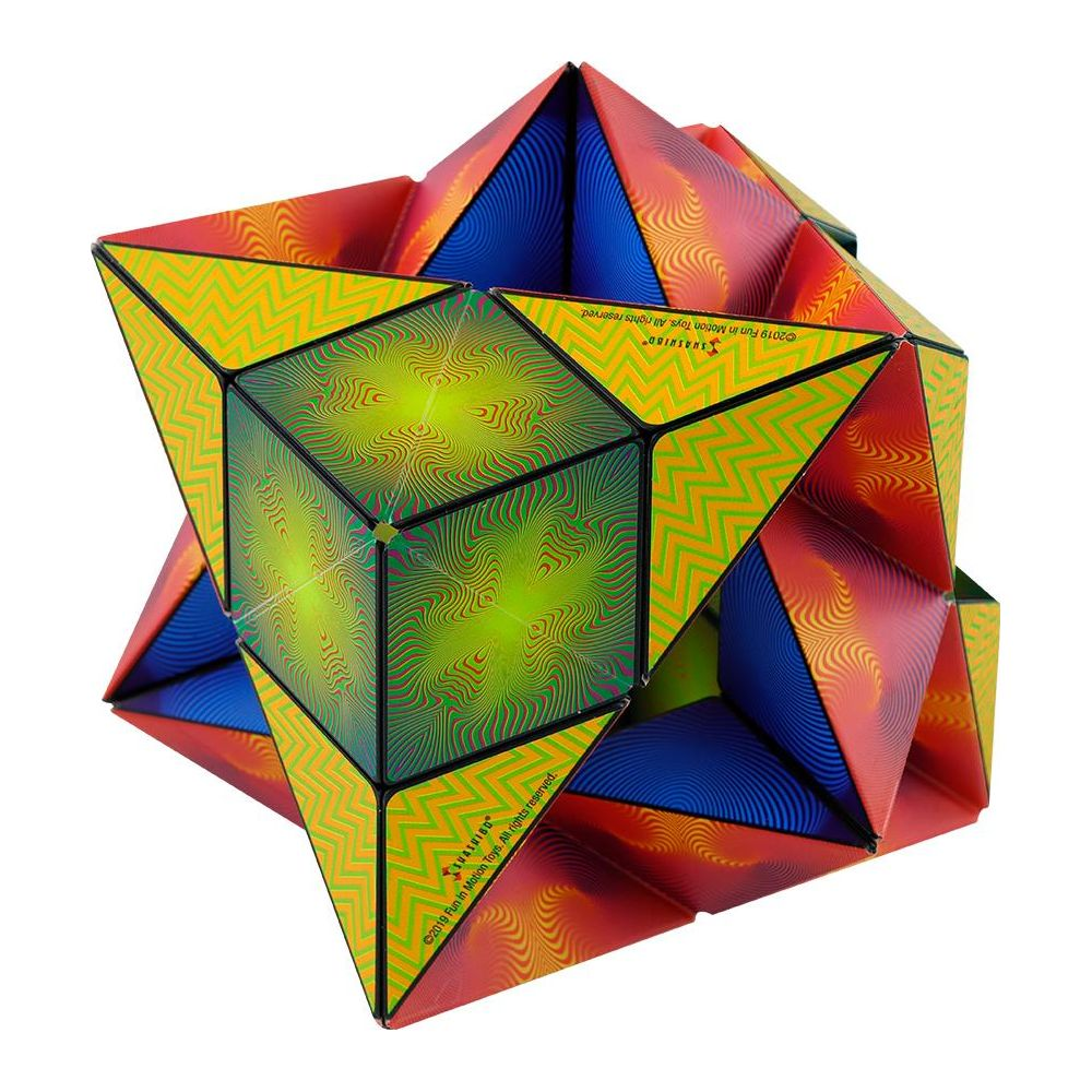 Un cubo geometrico colorato con motivi verdi, gialli, rossi e blu.