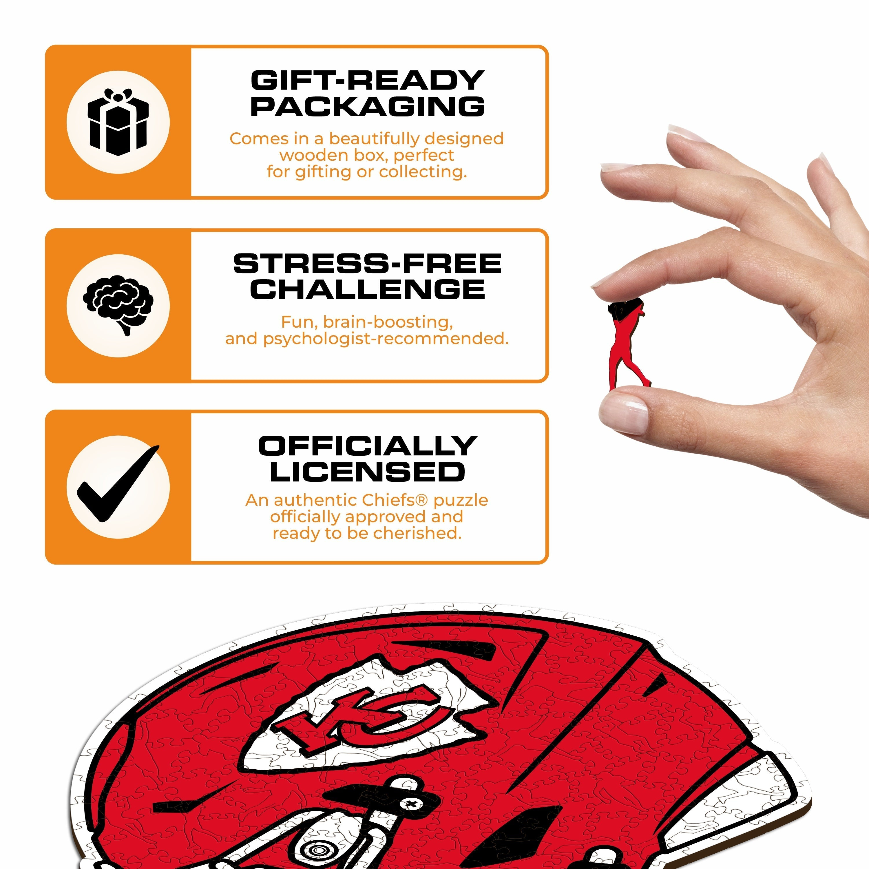 Ein Puzzle mit dem roten Chiefs-Logo, gehalten von einer Hand. Geschenk- und stressfrei.