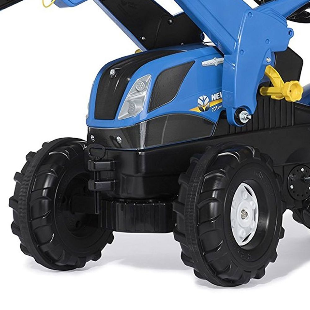 Ein blauer Spielzeugtraktor mit großen schwarzen Rädern und gelben Details.